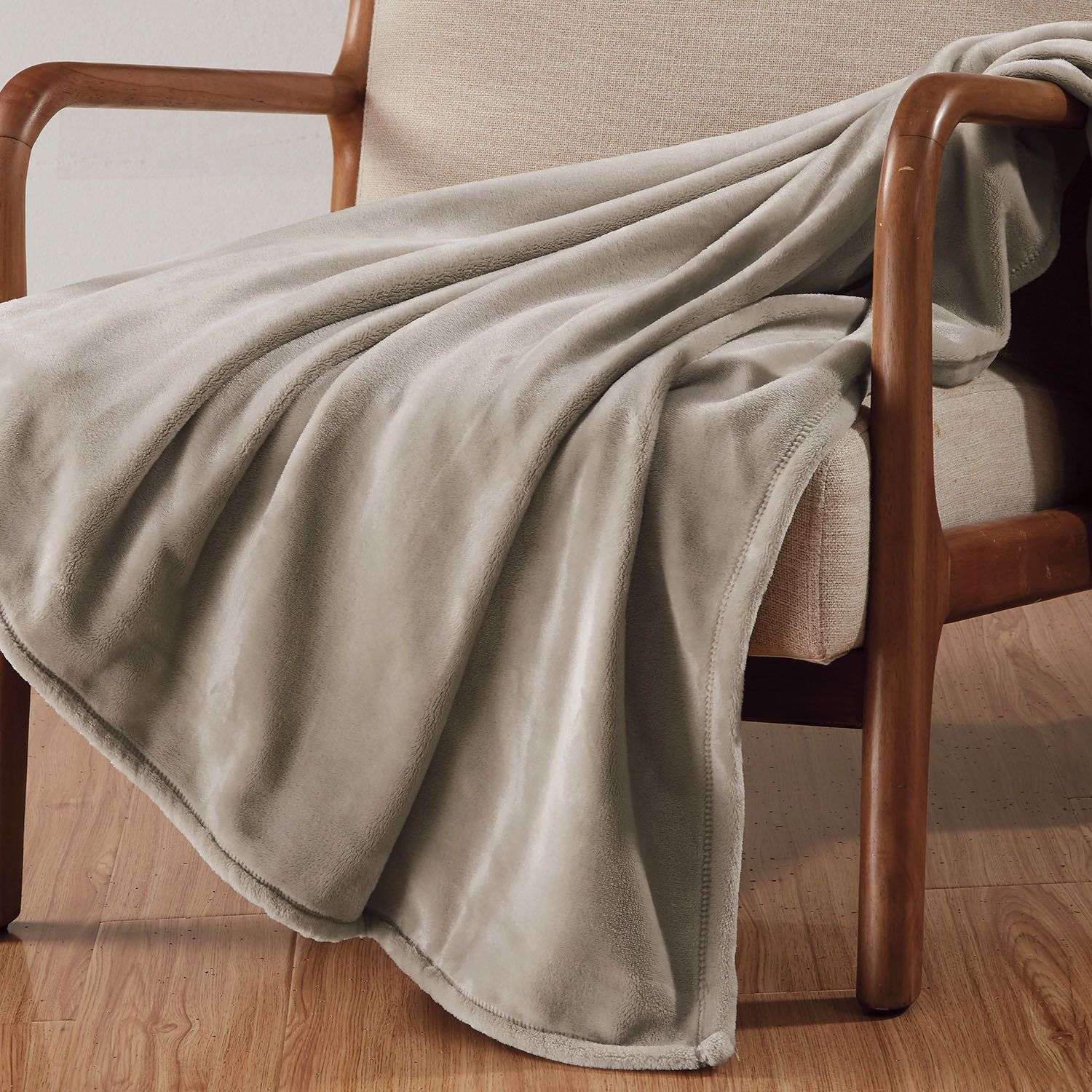 Ryotei Micro Fleece Soft Blanket 108x90 King - Image 3